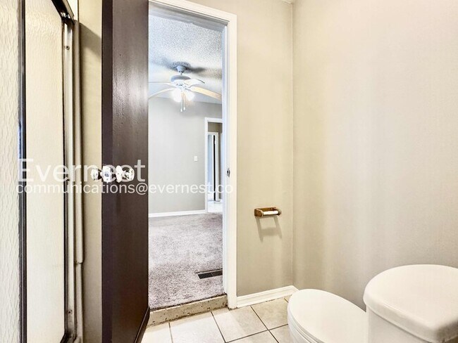 Building Photo - 4 Bed/2.5 Bath Home with Fenced Yard & Garage / Available Now!