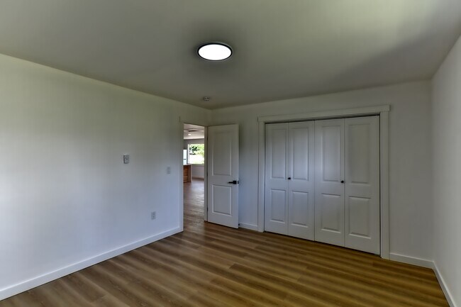 Building Photo - Everett Duplex