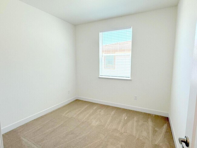 Building Photo - NEW PRICE ! Modern & Luxurious Ryan Terrac...