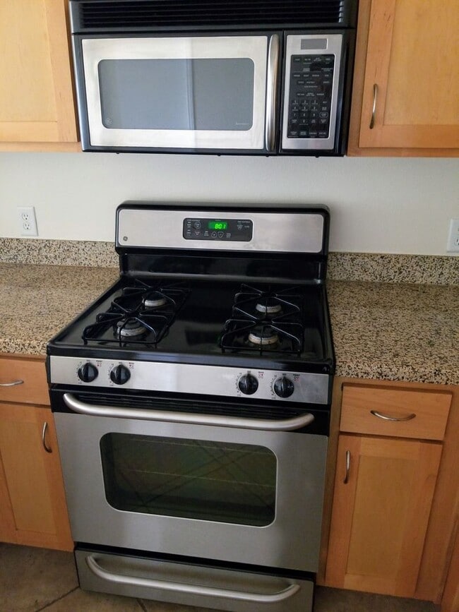 Building Photo - Gaslamp 1 bedroom with View, Wood floors, ...