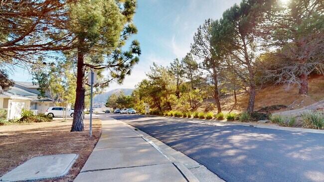 Building Photo - 123 Warbler Ln