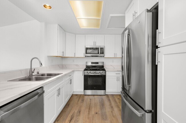 Building Photo - BRAND NEWLY RENOVATED 3BD/2BA Condo in the...