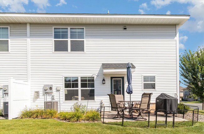 Building Photo - Luxury 3-Bed, 3-Bath Townhome in Prior Lake for $2,890/month!