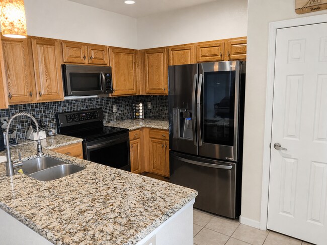 Building Photo - Updated Townhome Close to Garden of the Gods!