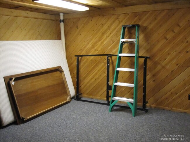 Building Photo - 3238 Alpine Dr