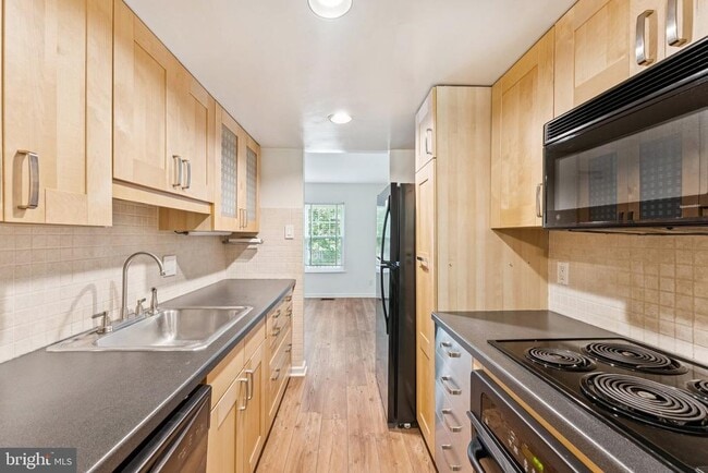 Building Photo - 512 S Henry St