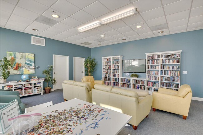 Building Photo - 231 Riverside Dr