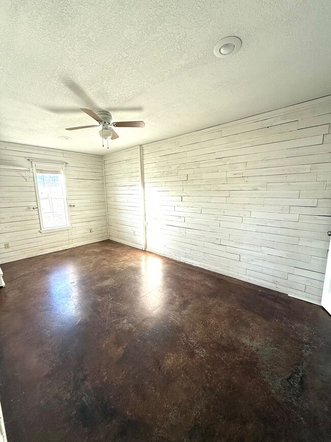 Building Photo - 1 Bed / 1 Bath - Single Family Home - Fant...