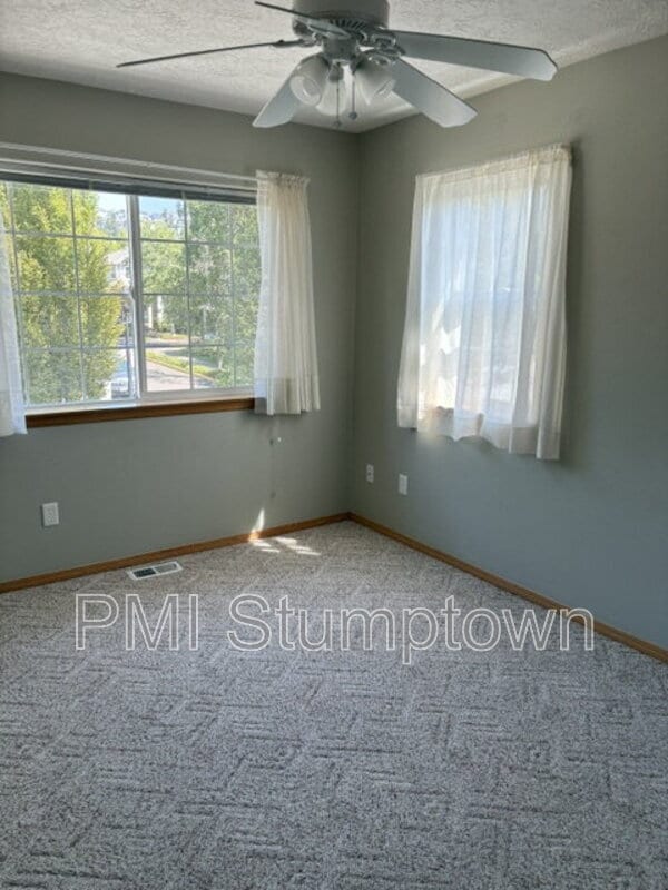 Building Photo - 14375 SE Oregon Trail Dr