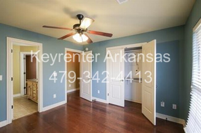 Building Photo - Gorgeous home in Bentonville!