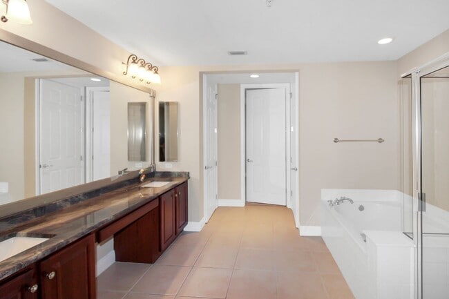 Building Photo - Sarasota National Annual Condo for Rent