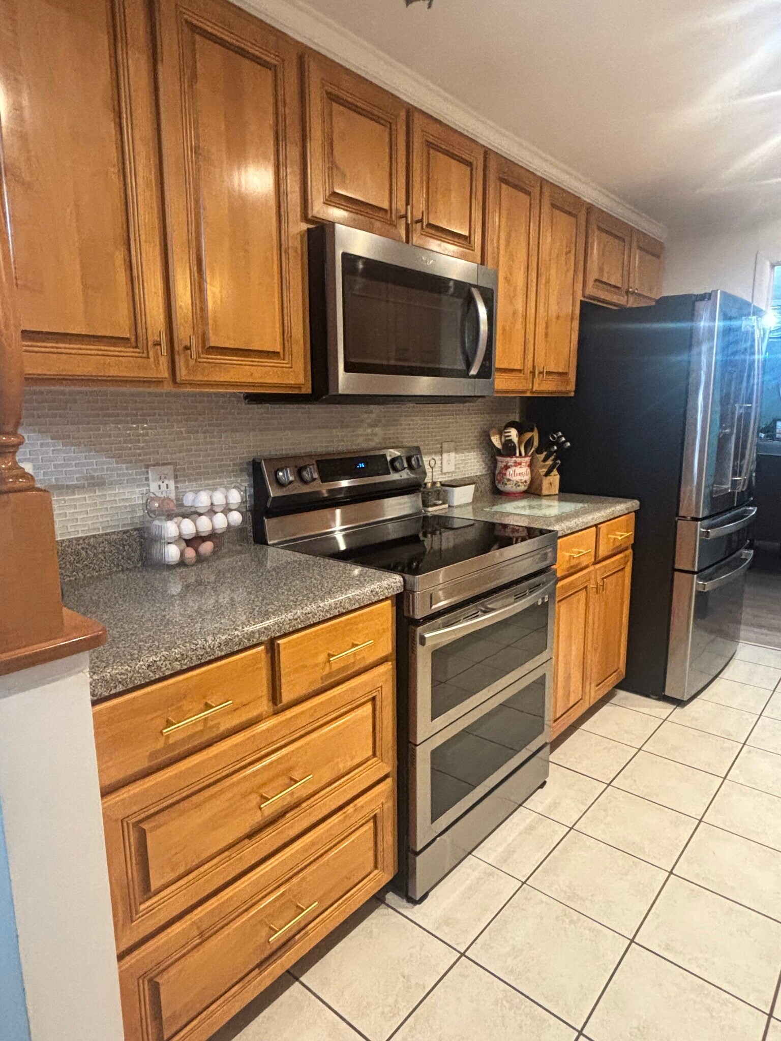 Kitchen - 400 Colonial Dr