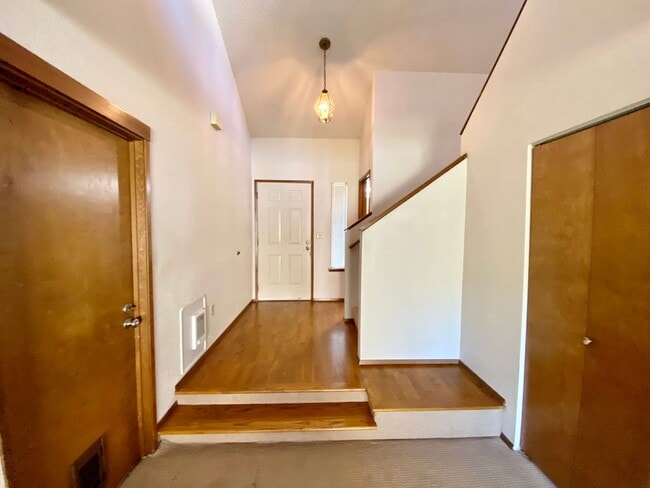 Building Photo - 674