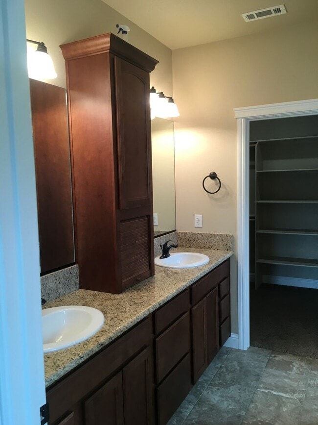 Building Photo - Beautiful Shasta Lake home with Landscapin...