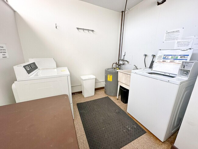 Building Photo - 4800 Bayview Dr