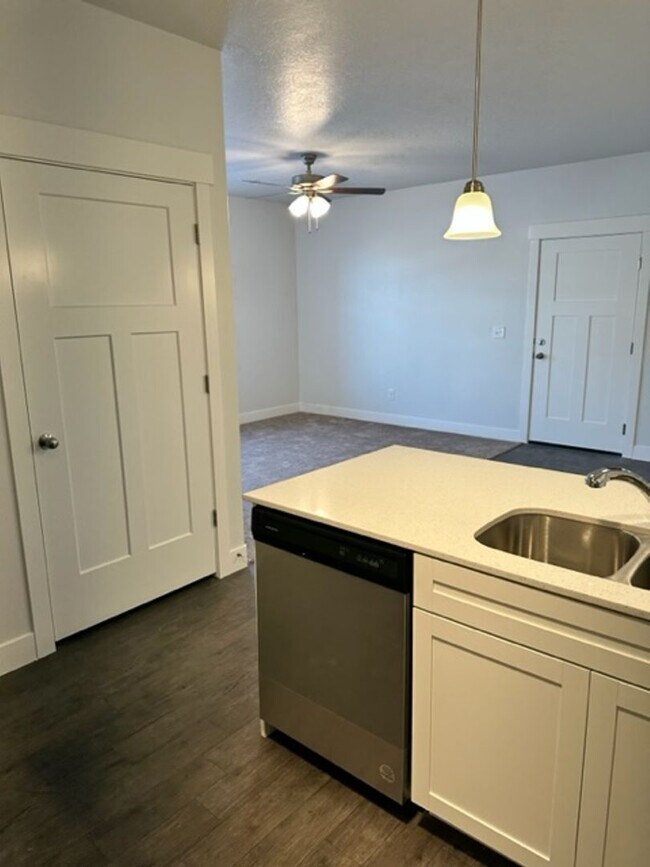 Building Photo - Gorgeous Condo!