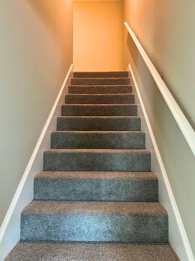 Building Photo - 3/2 fenced in yard & access to amenities!!