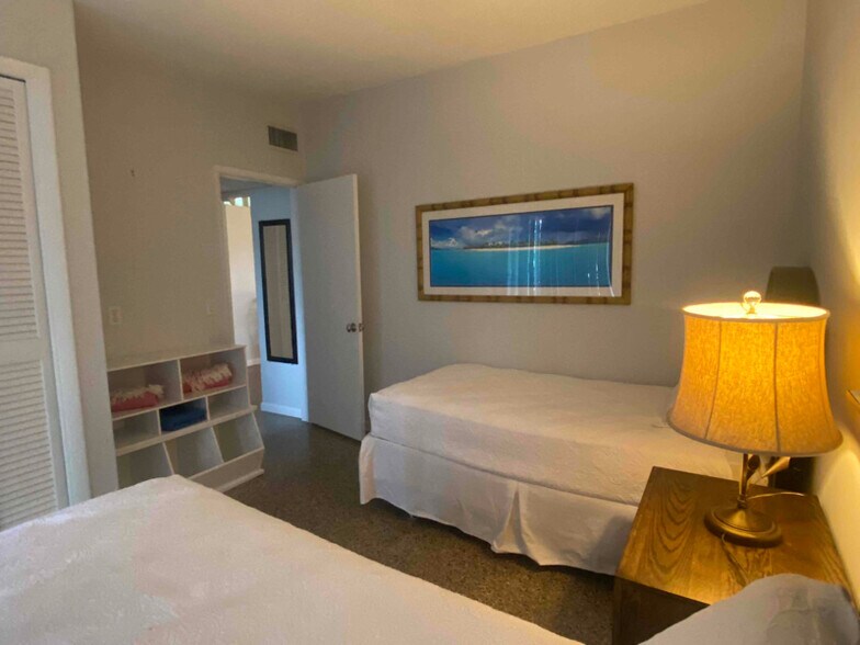 Building Photo - 720 Lantana Ln