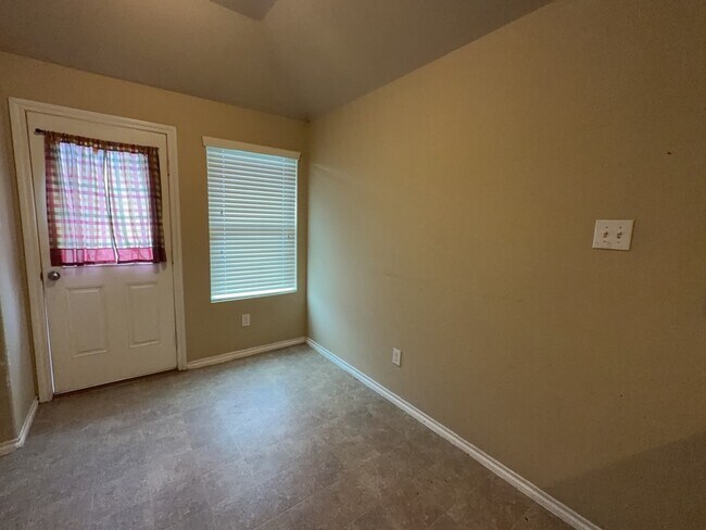 Building Photo - 811 Lovebug Ln