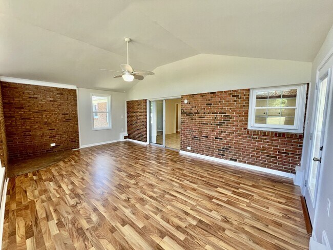 Building Photo - 4 Bed, 2 Bath Nest In Cottonade Close To Base
