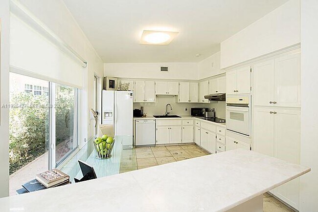 Building Photo - 5570 La Gorce Dr