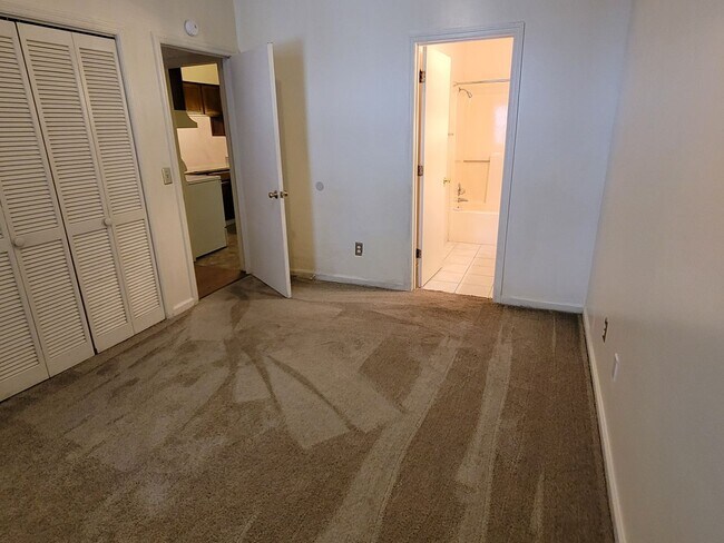 Building Photo - 100 Brighton Hl Cir
