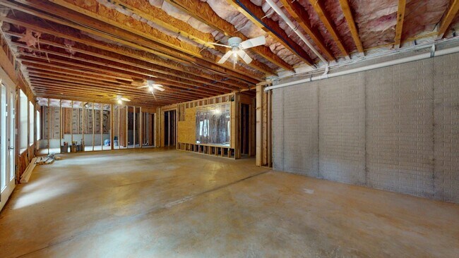 Building Photo - Spacious Home in Solamere Subdivision