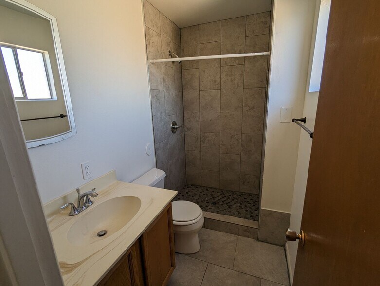 Building Photo - 832 W 16th St