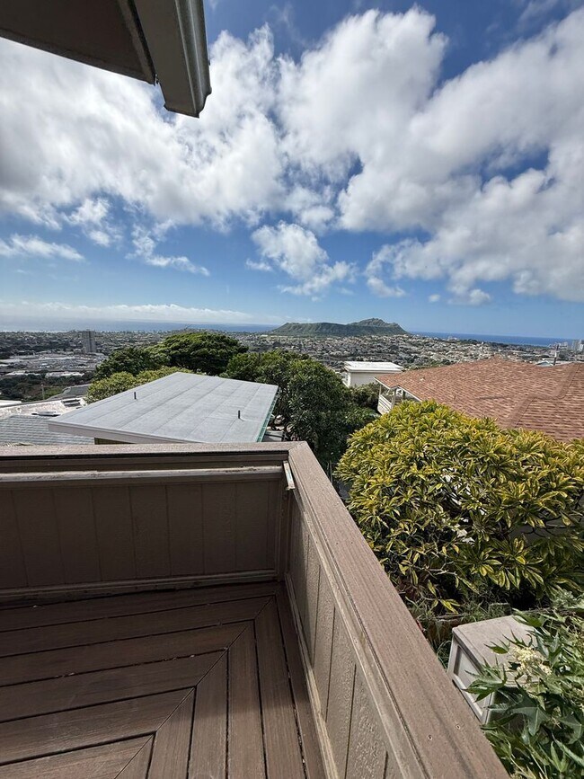 Building Photo - Luxury Hillside Home with Panoramic Kahala Beach Views – $8,500/month