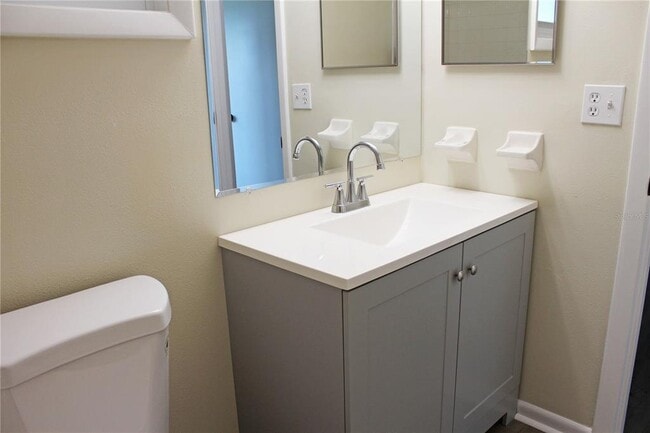 Building Photo - 608 Lark Dr