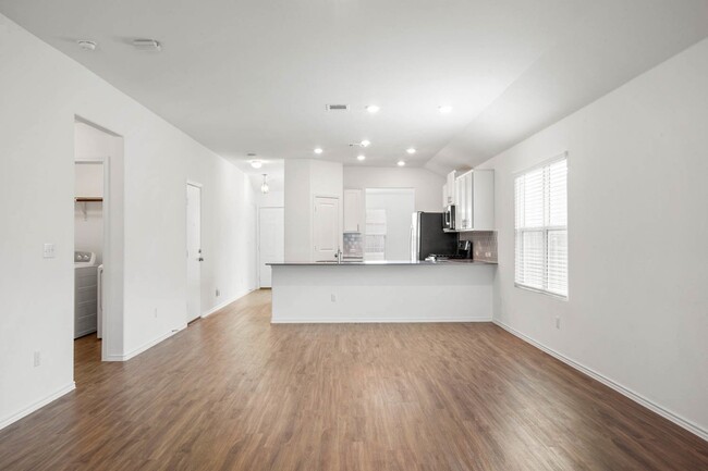 Building Photo - Spacious 3/2 in Kyle with oversized garage