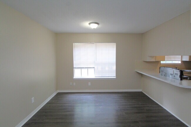 Building Photo - Don’t Miss This Updated First-Floor 1BR — Modern Upgrades, Easy Living & Prime Location Near 9 Mi...