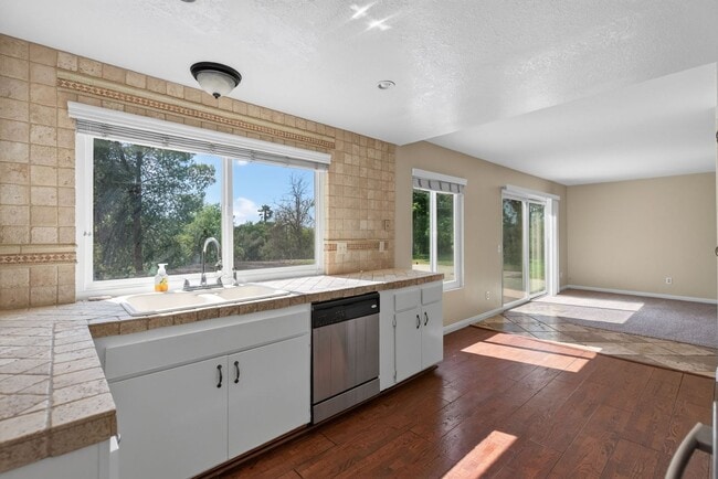 Building Photo - Canyon Crest Home