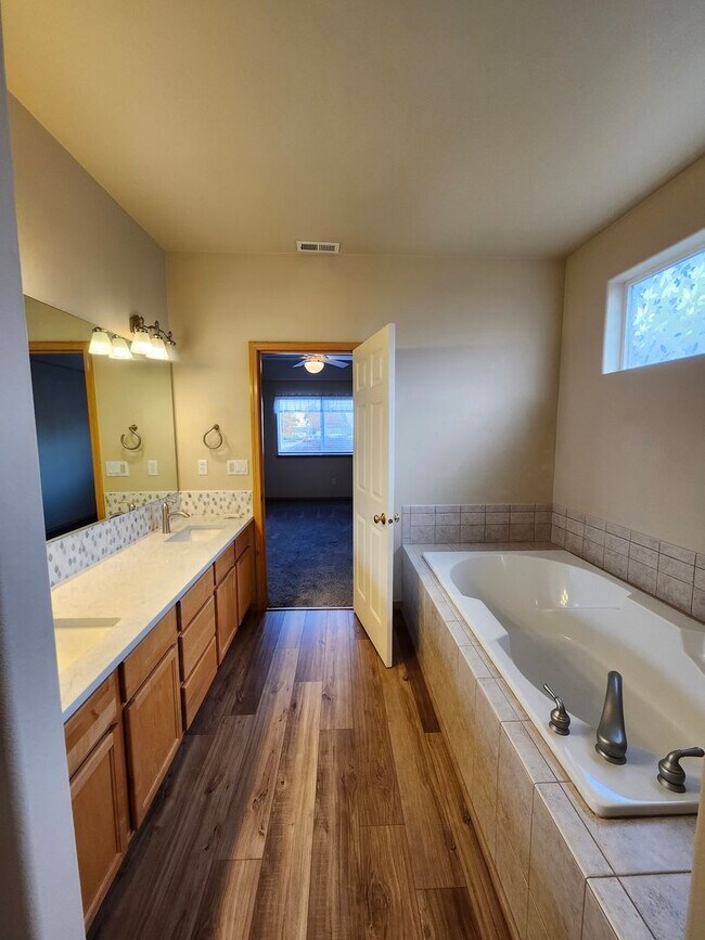 Building Photo - Stunning Home close to biking and walking paths!