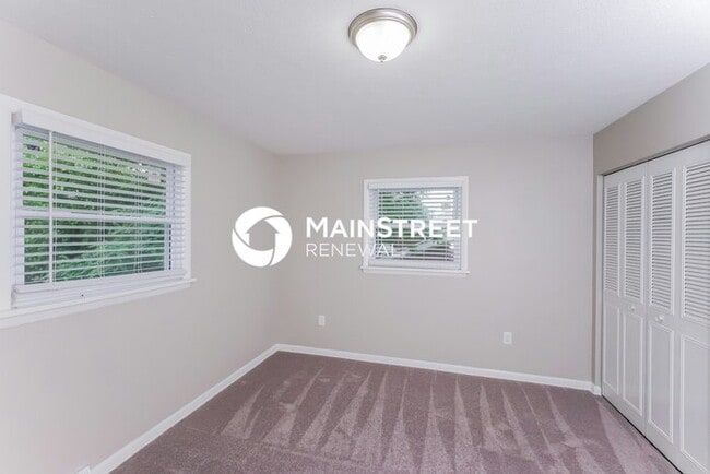 Building Photo - 3 Bedroom Pet-Friendly Home in Jeffersonville, IN with Main Street Renewal