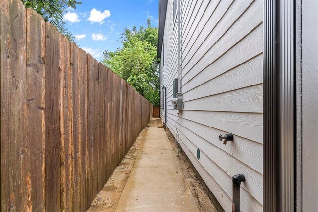 Building Photo - 3732 Amos St