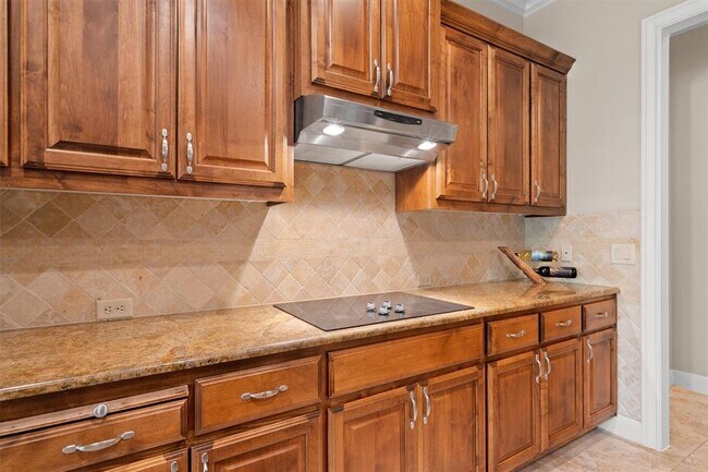 Building Photo - 17109 Northlake Hills Dr