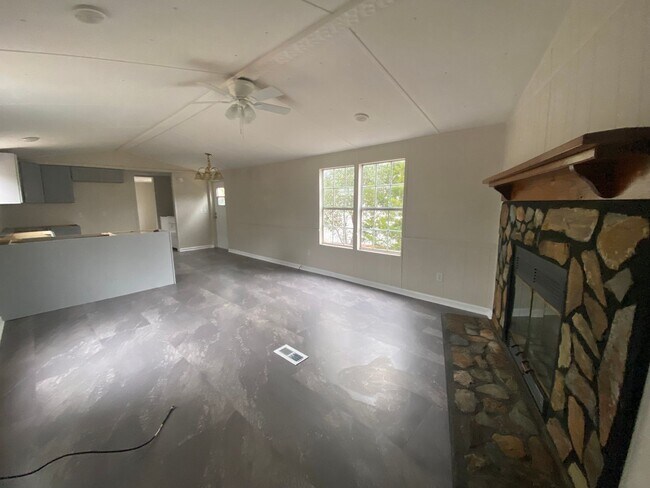 Building Photo - 2 Bed 2 Bath Remodeled Mobile Home