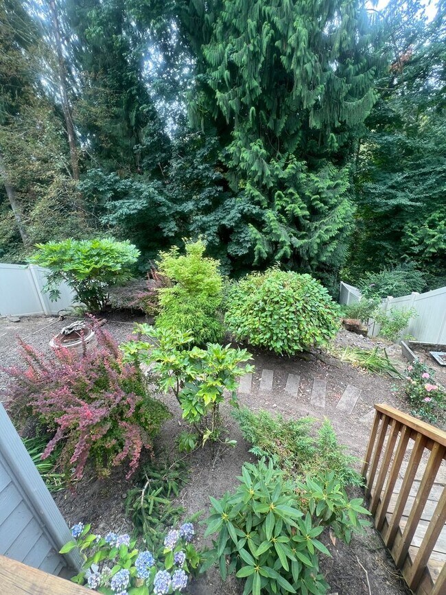 Building Photo - Wonderful 3B/2.5Ba Home that Backs to Peac...