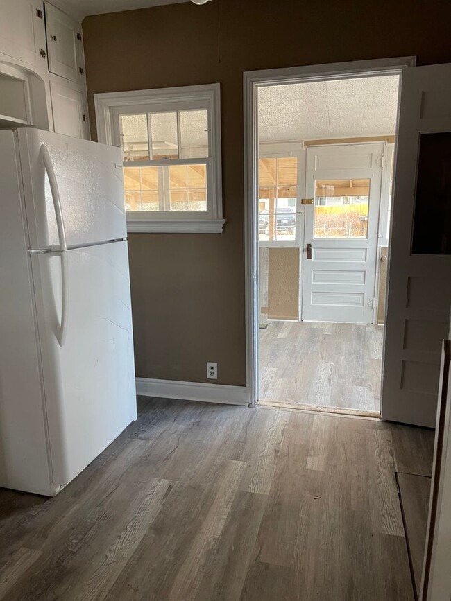 Building Photo - 3 Bedroom 1 bath home