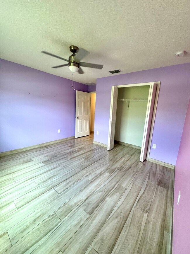 Building Photo - Beautiful 4-Bed, 2-Bath Home in a Prime Location!