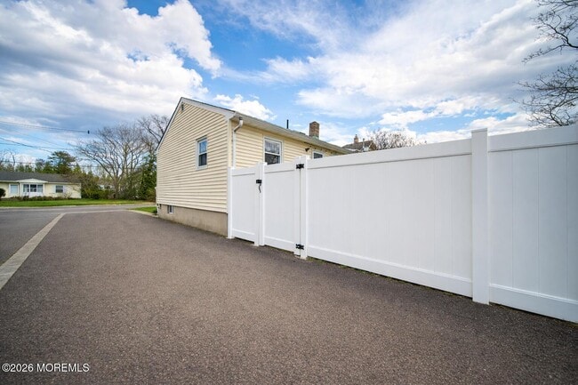 Building Photo - 32 Lake Ave