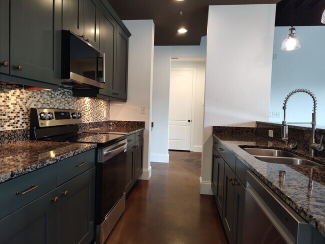 Building Photo - Move-in Ready Condo Located in The Art Dis...