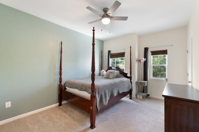 Building Photo - Incredible 3be/2.5ba House In Quiet Neighb...