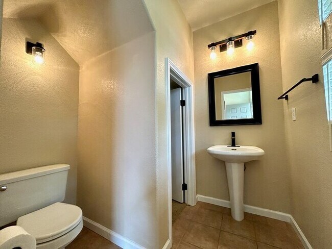 Building Photo - Gated Community! Beautiful 3bd/2.5bth in Folsom