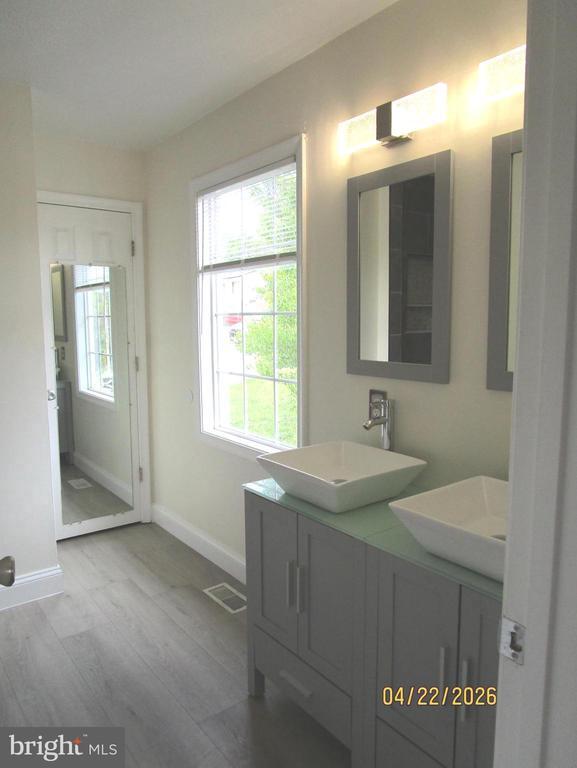 Building Photo - 540 Thompson St