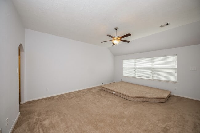 Building Photo - 3019 Lake Dr