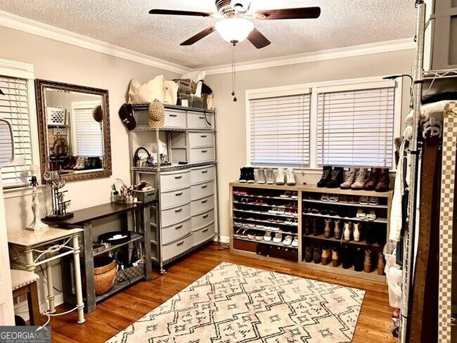 Building Photo - 2805 Pine Hill Dr