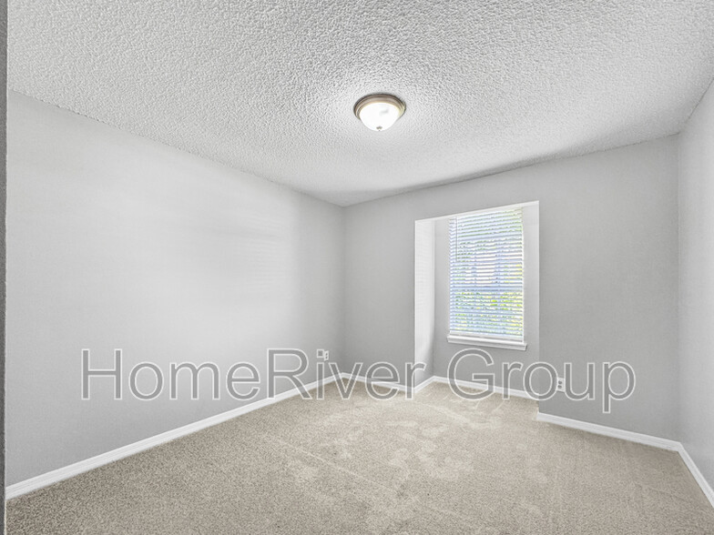 Building Photo - 2421 Silver Palm Dr