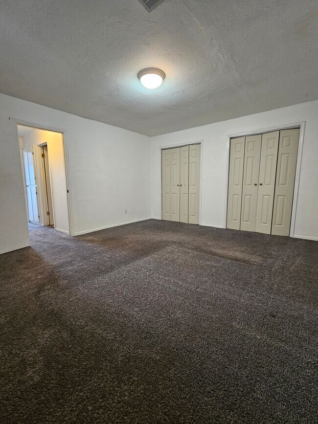 Building Photo - 129 Crystal Bend